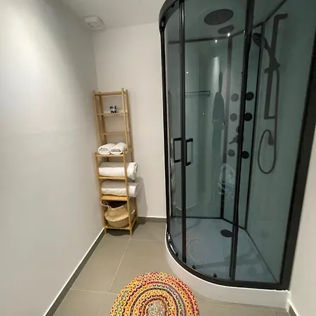 Astrolithos Down Town Apartment